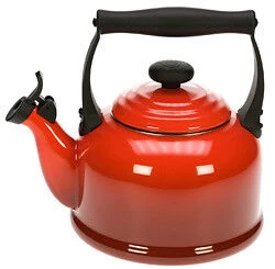 Le Creuset Tradition Fluitketel 2,1 Liter Staal Kersrood 1 Le Creuset Tradition Fluitketel 2,1 Liter Staal Kersrood